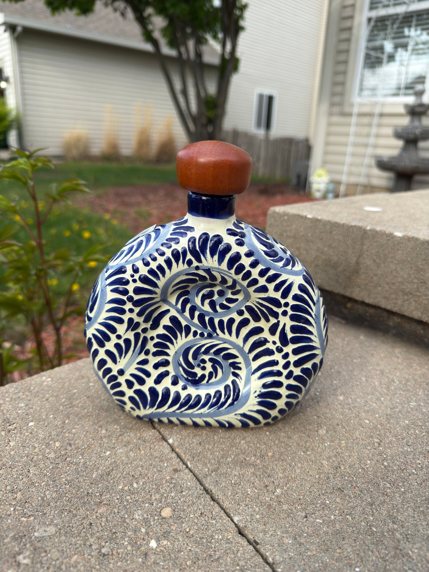 Talavera Licorero "Decanter" Beige/Blue