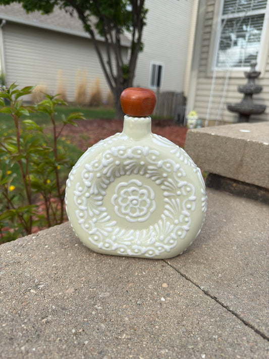Talavera Licorero "Decanter" Beige/White